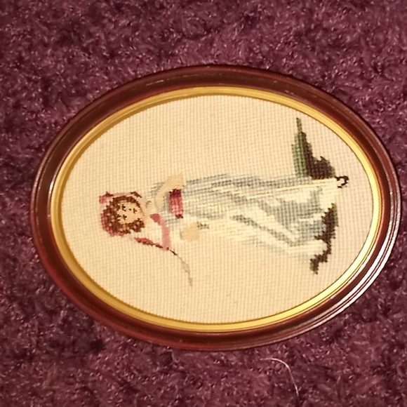 ANTIQUE VICTORIAN NEEDLEPOINT MAN AND WOMAN OVAL FRAME WALL HANGING PAIR - Picture 3 of 10